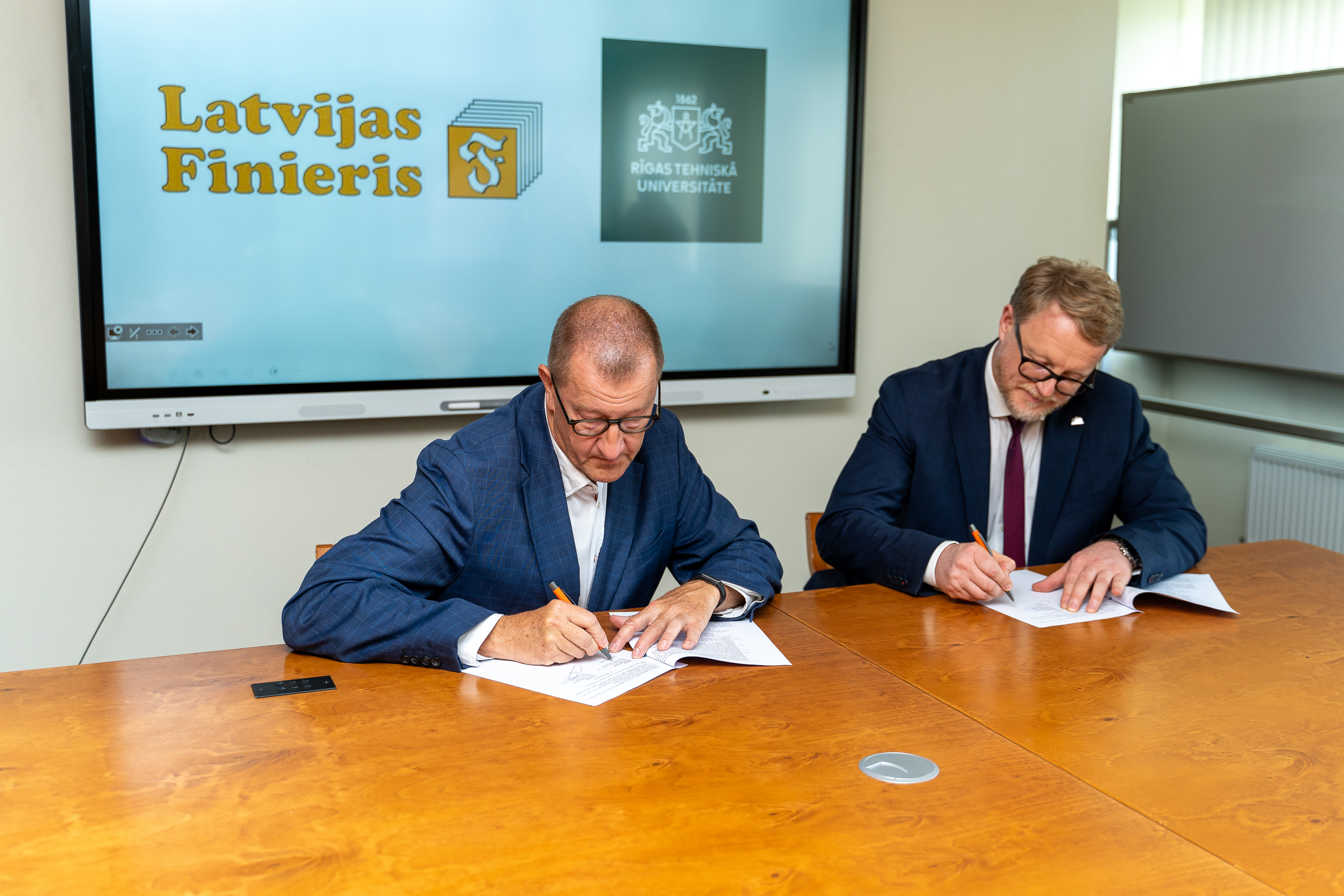 RTU un Latvijas Finieris paraksta sadarbības līgumu