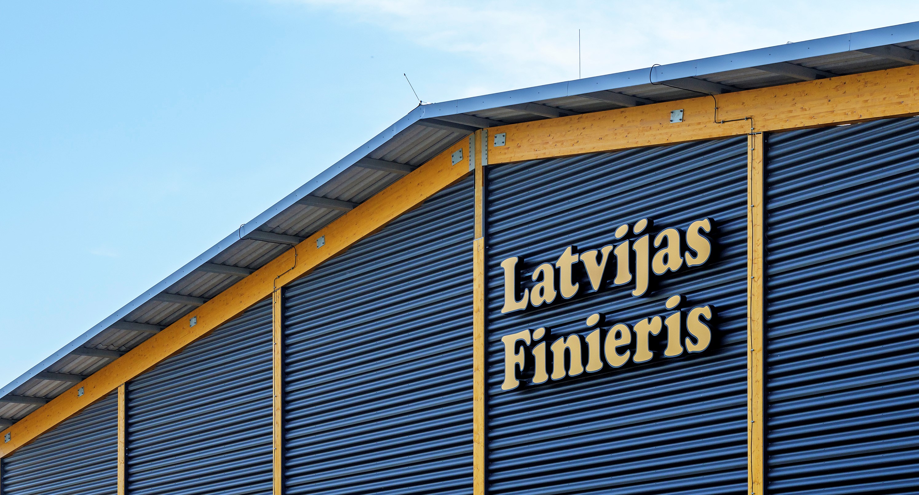 Latvijas Finieris logo uz rūpnīcas Furniers noliktavas