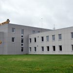 Finiera rūpnīcas eksterjers ar "Latvijas Finieris" un "Likmere" logo