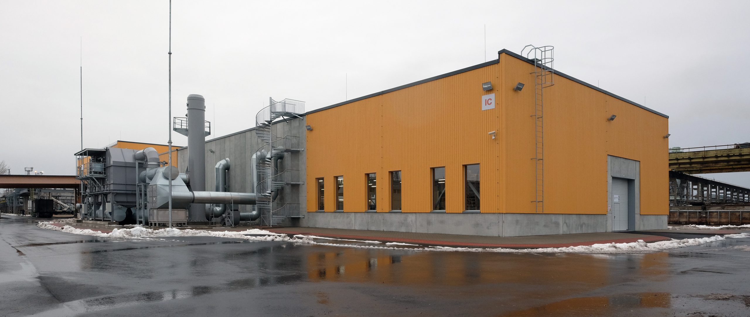 "Ķīmisko produktu rūpnīcas" eksterjers ar trubām