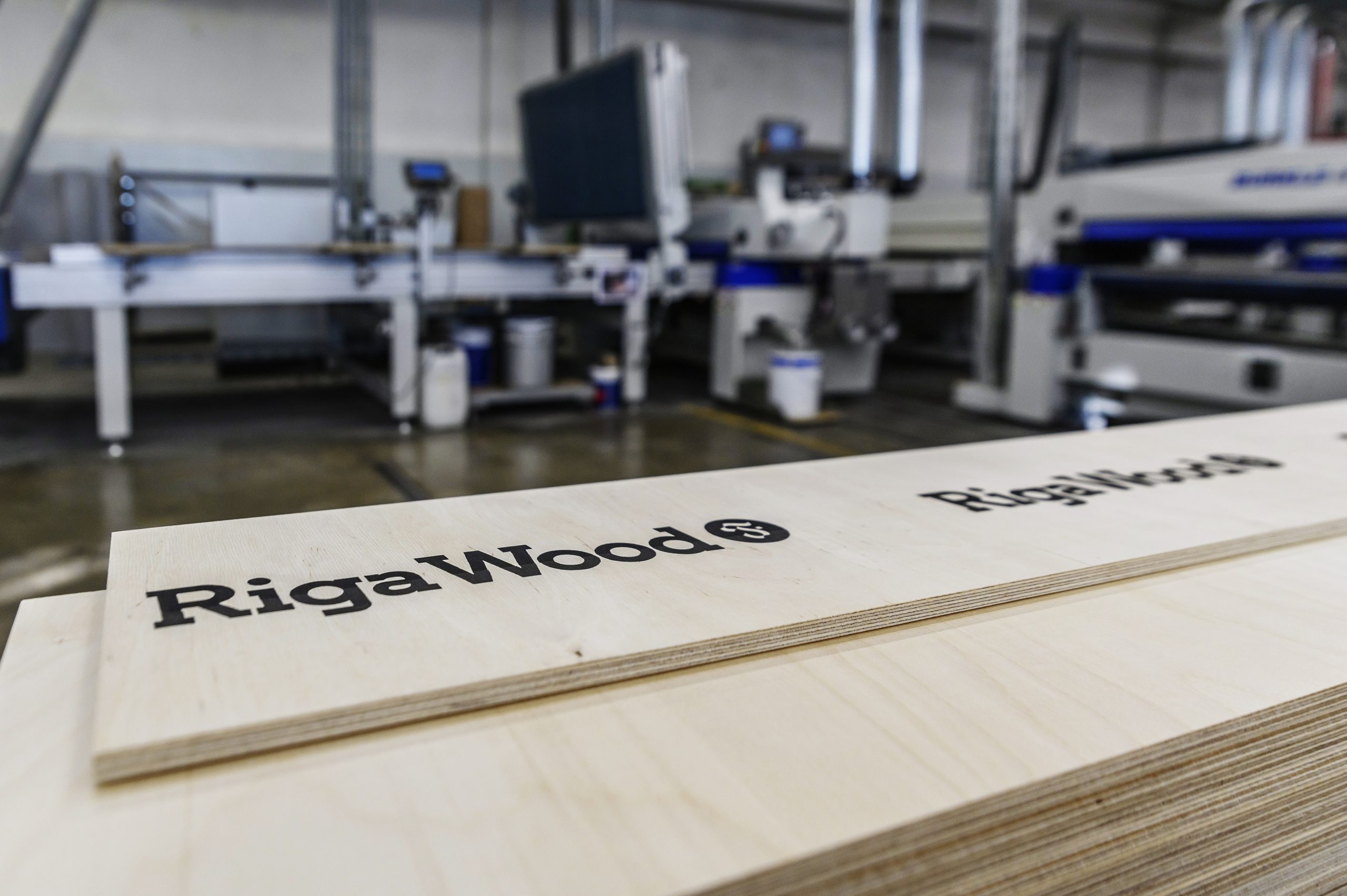 Riga Wood logo apdruka uz saplākšņa
