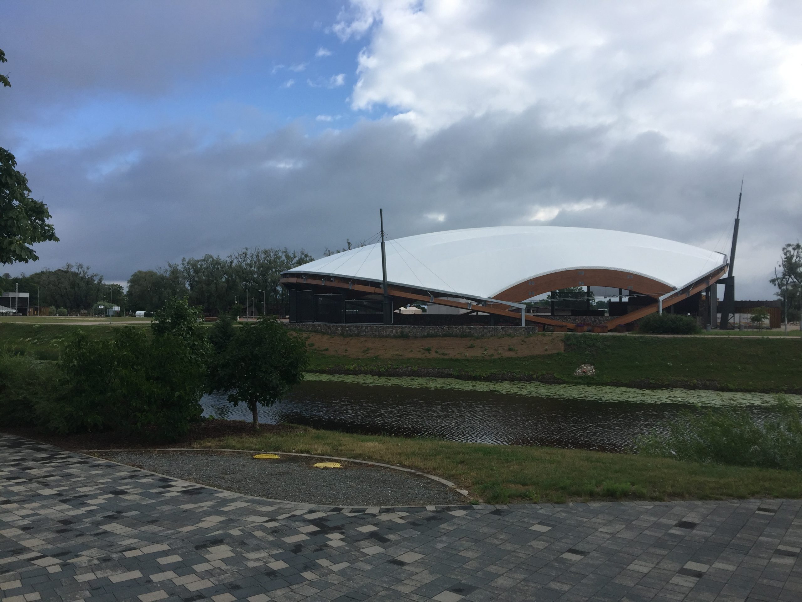Brīvdabas koncertzāle "Mītava" Jelgavā ar akustiskā saplākšņa paneļiem