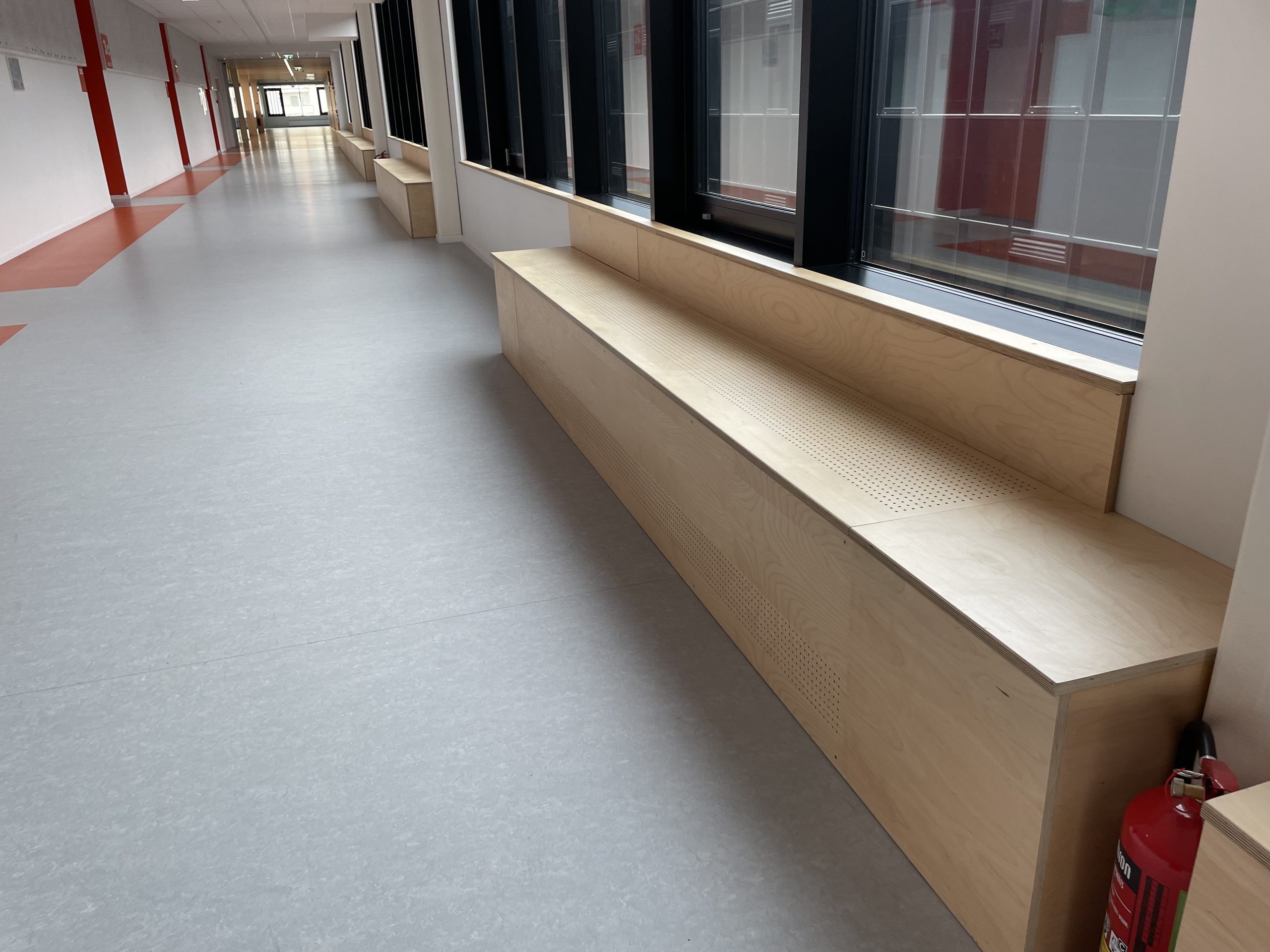 Gaiteņa soli taisīti no saplākšņa Ādažu sākumskolā