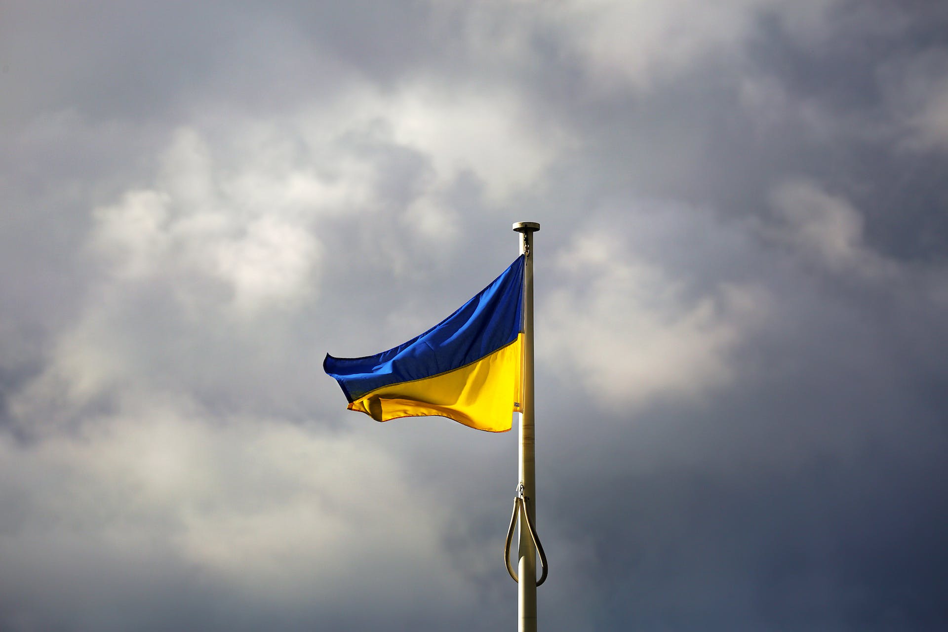 Ukrainas karogs plīvo mākoņainās debesīs