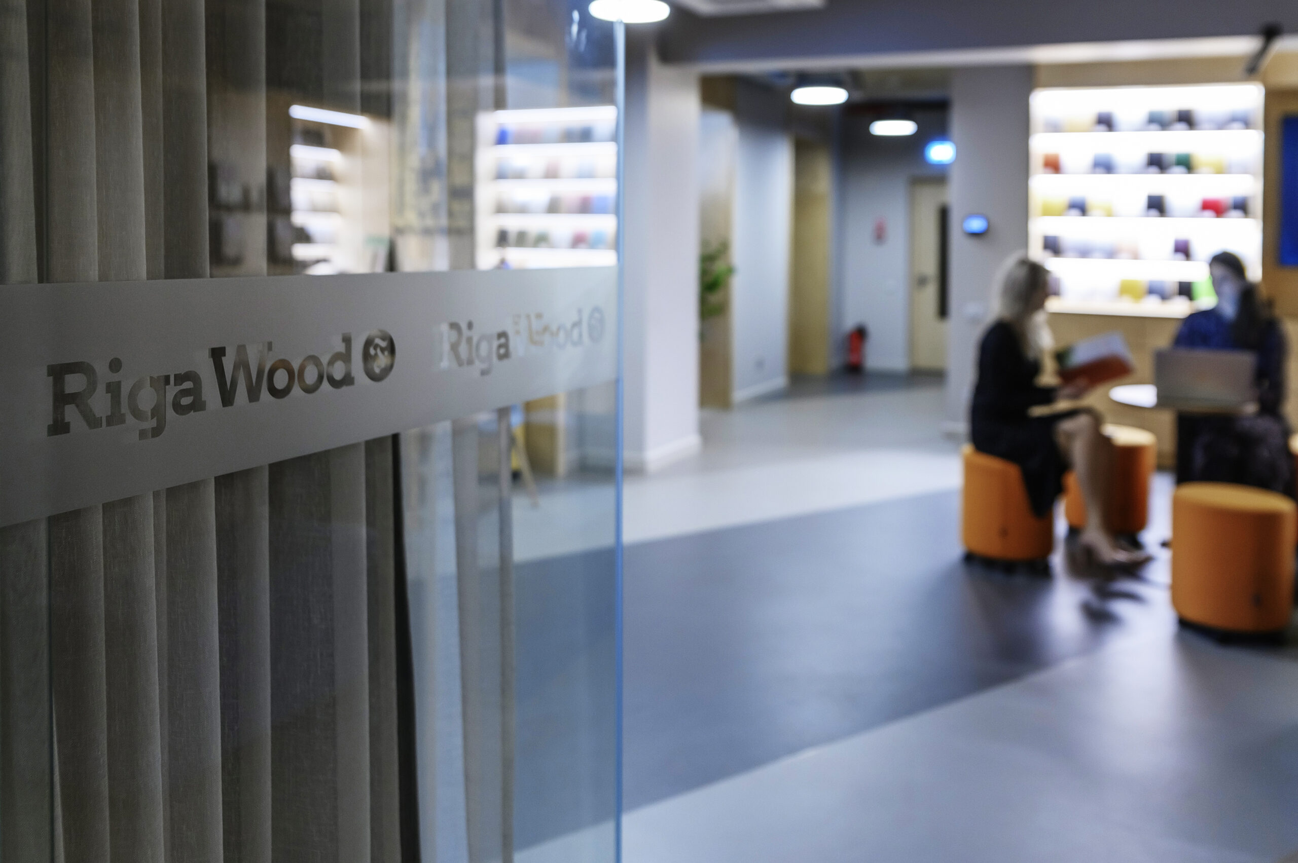 Birojā, kur strādā divas sievietes, uz konferenču zāles durvīm ir "Riga Wood" logo