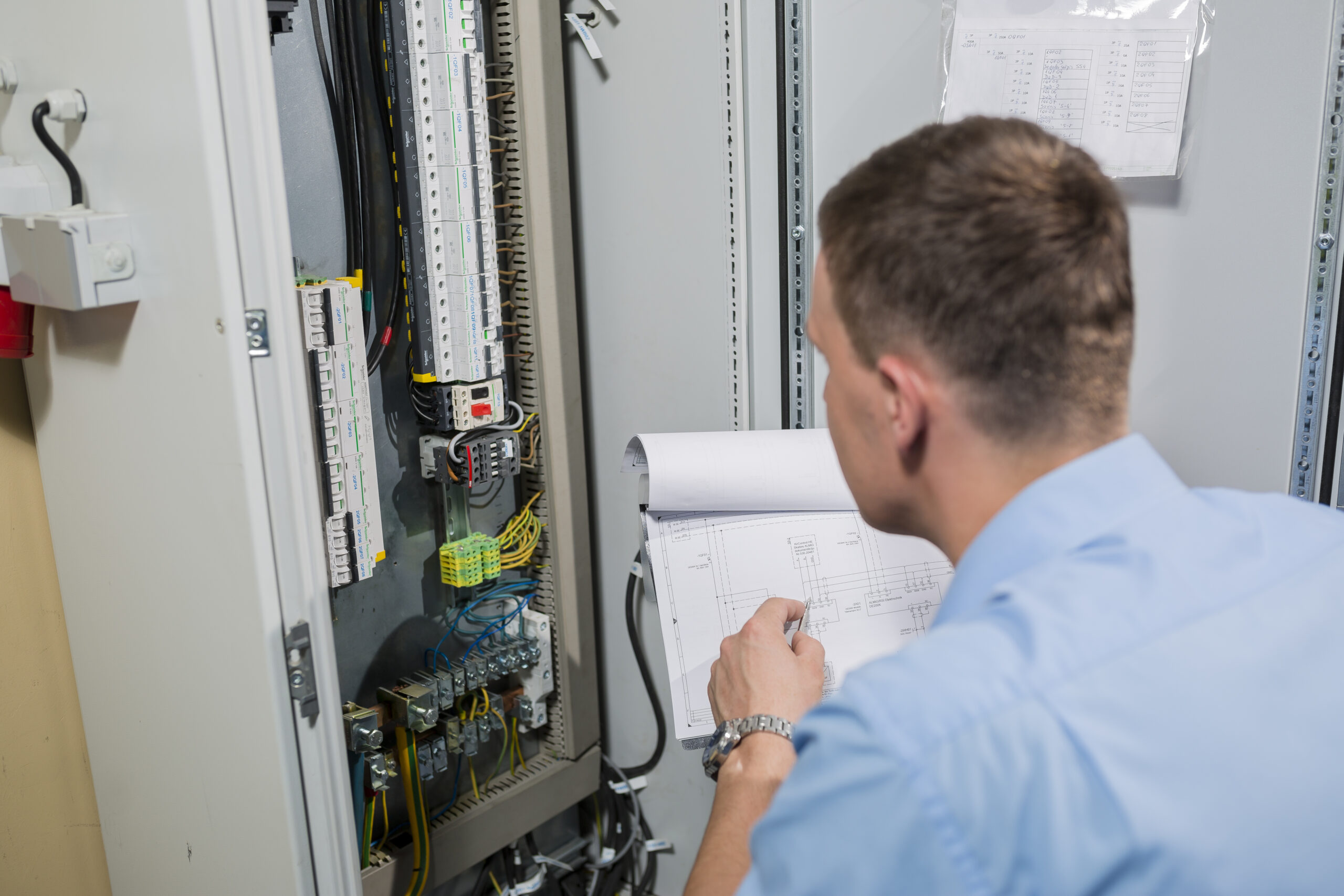 Elektriķis pārbauda elektrisko skapi