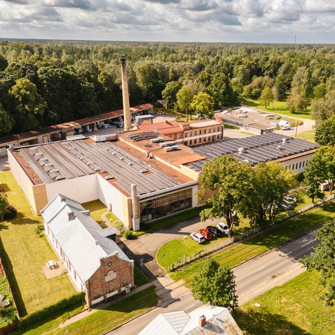 Saules paneļu parks uz saplākšņa tālākapstrādes rūpnīcas "Troja"