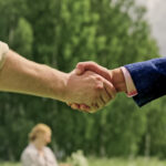 Rokasspiediens priekša mežam