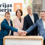 Rialds Larsens, Inese Bērziņa, Jānis Ciems, Artis Roberts kopā spiež pogu par godu "Kuldīgas fabrikas" atvēršanai