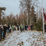 Karoga pacelšana Sarkaņkalna Bērzu dabas takas atklāšanas ceremonijā