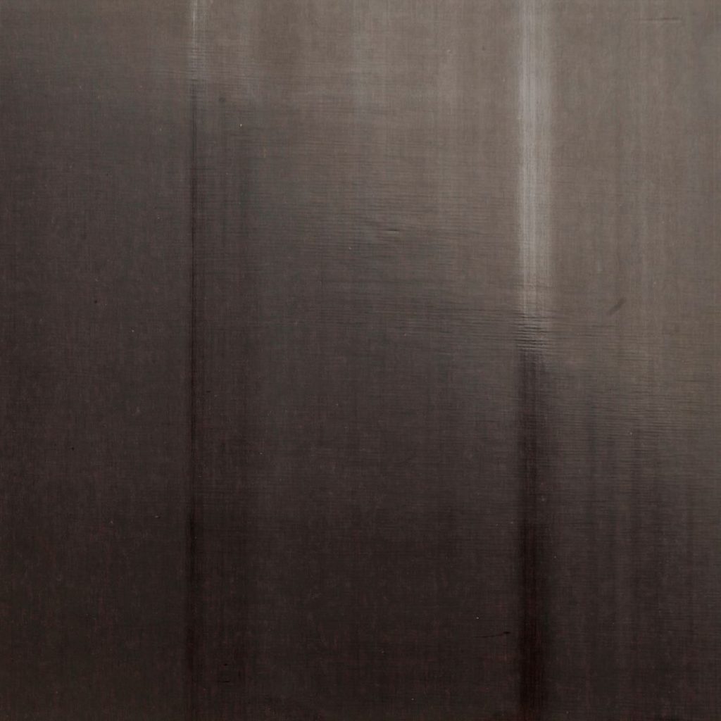 Diffuse strips on surface (variations in color tone or gloss ...