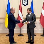 2025. gada 27. jūnijā AS “Latvijas Finieris” padomes priekšsēdētājs Uldis Biķis svinīgi saņēma Ukrainas prezidenta Volodimira Zelenska iedibināto augstāko brīvprātīgā darba apbalvojumu “Zelta sirds”.