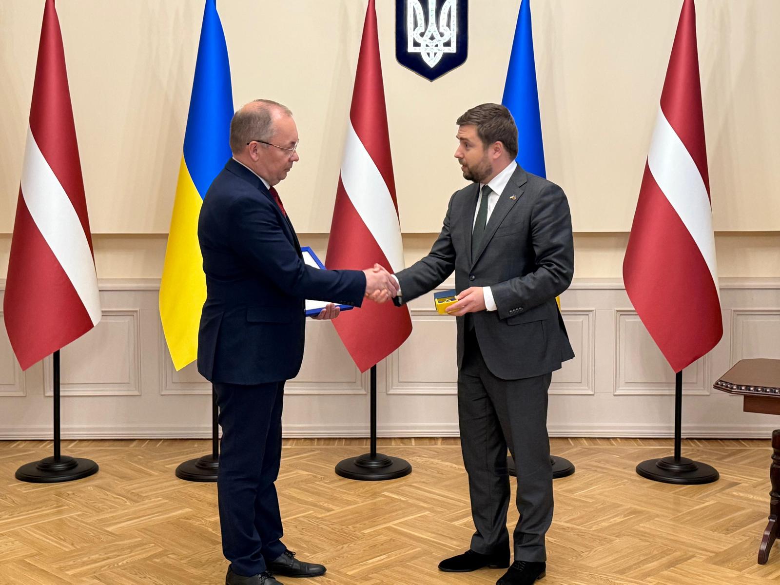2025. gada 27. jūnijā AS “Latvijas Finieris” padomes priekšsēdētājs Uldis Biķis svinīgi saņēma Ukrainas prezidenta Volodimira Zelenska iedibināto augstāko brīvprātīgā darba apbalvojumu “Zelta sirds”.