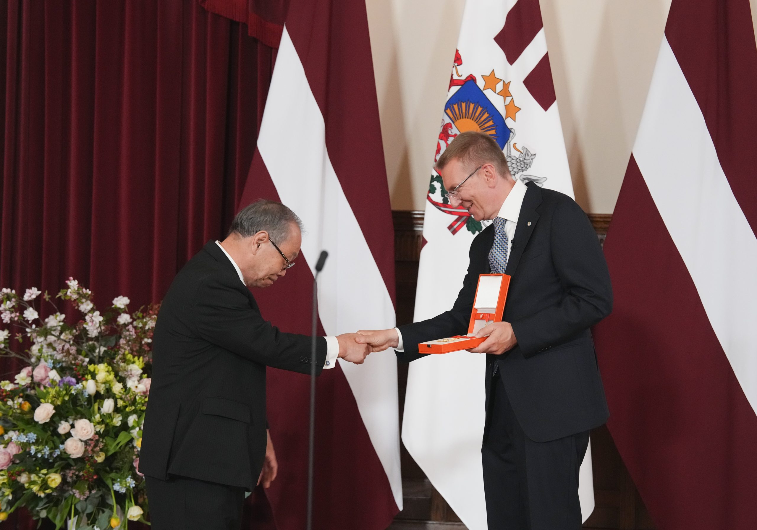 Keizo Ueno receiving the Cross of Recognition by the President of the Republic of Latvia